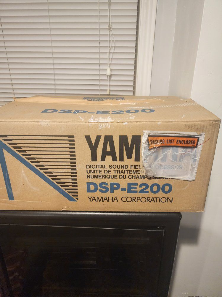 Yamaha DSP-E200 Digital Sound Field Processor - Natural Sound Dolby Pro Logic