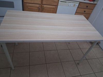 Light grain faux wood table