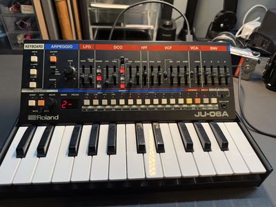 Roland JU-06A Boutique Synthesizer Module with K-25m Keyboard