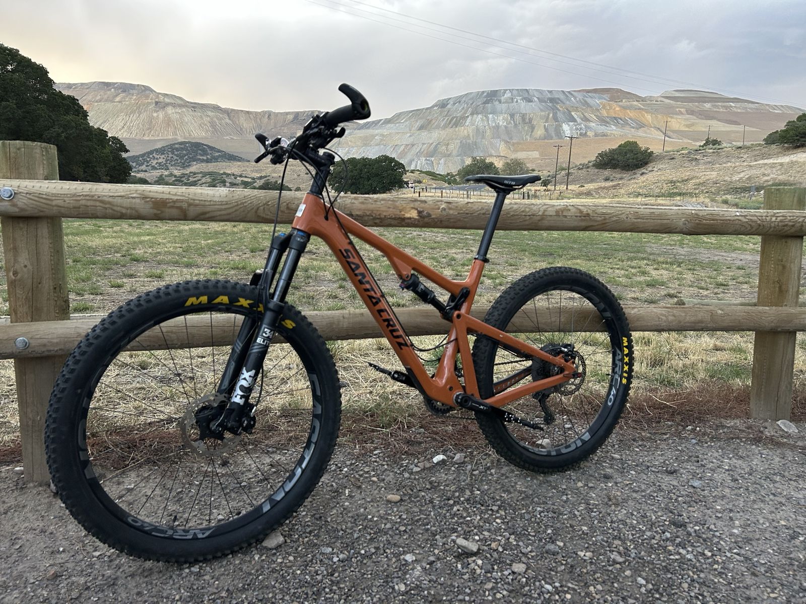 Santa Cruz - Carbon - Full Suspension Mountain Bike with Fox 34 Performance Elite - Large