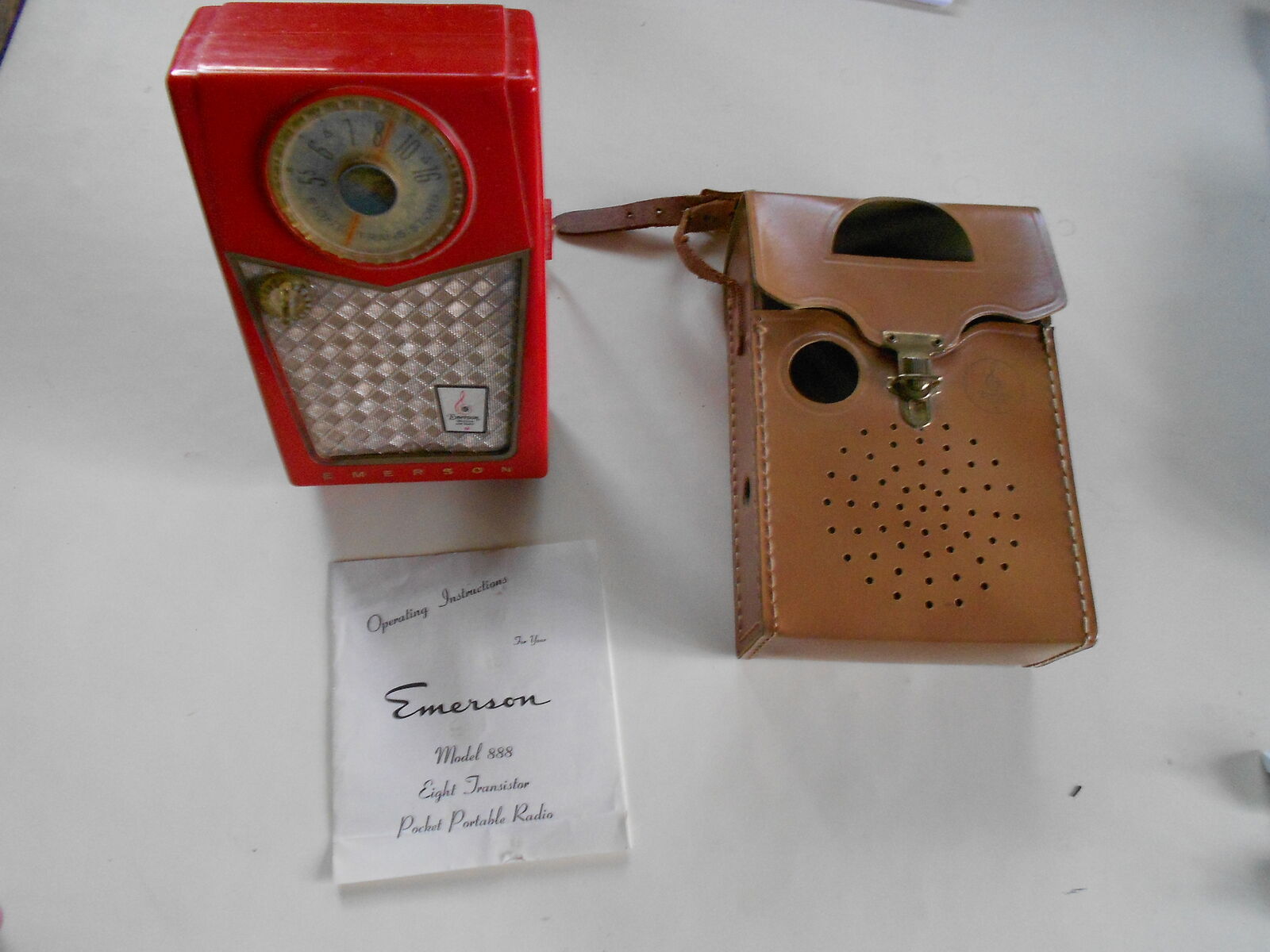 RADIO - Vintage Emerson Model 888 "Pioneer" Transistor Radio (1958)
