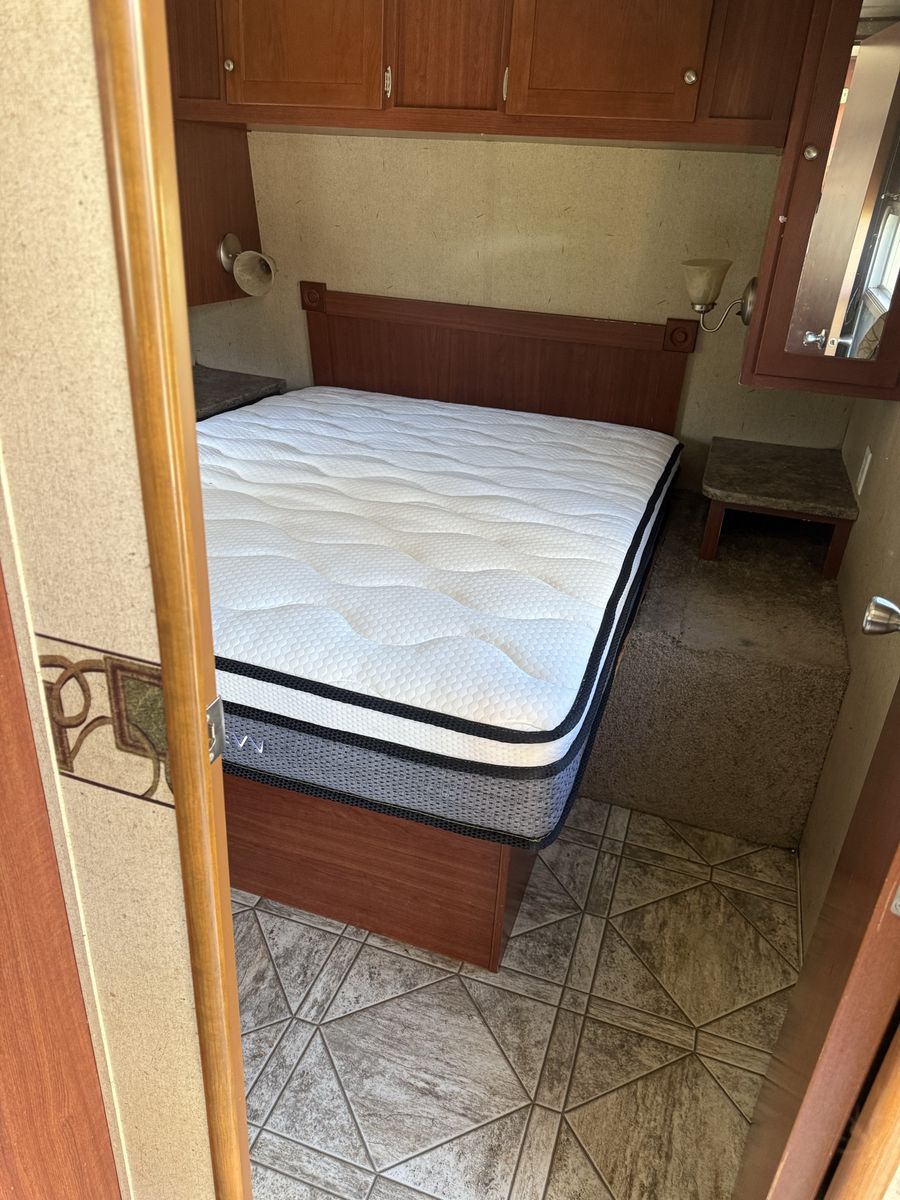2010 Crossroads Zinger 32' Bunkhouse