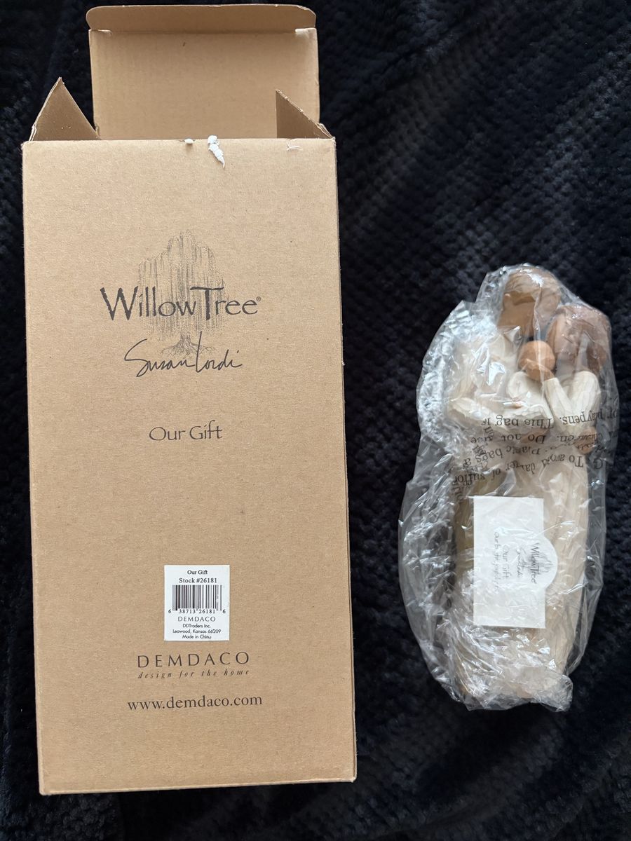 Willow Tree Susan Lordi "Our Gift" Figurine - Demdaco Family Sculpture - New