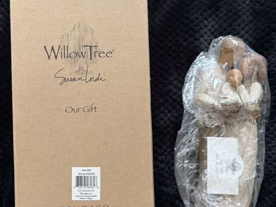 Willow Tree Susan Lordi "Our Gift" Figurine - Demdaco Family Sculpture - New
