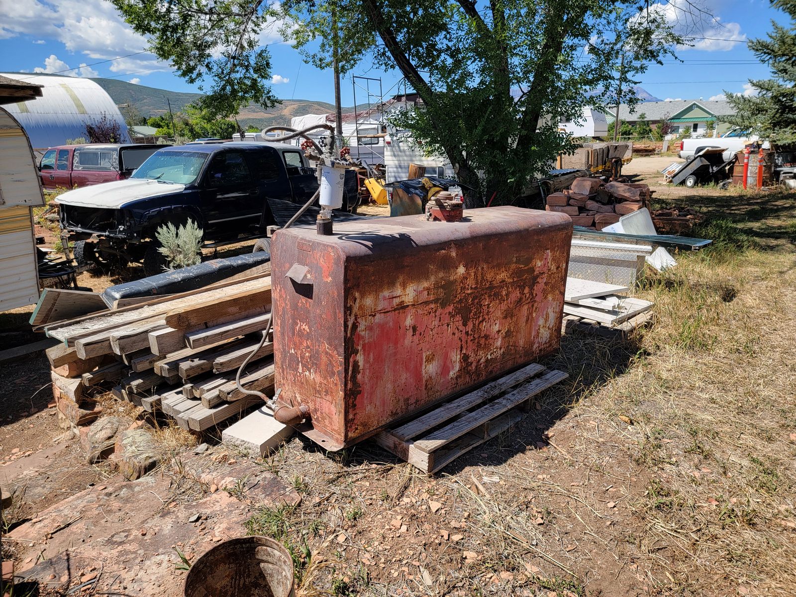 Fuel storage tank