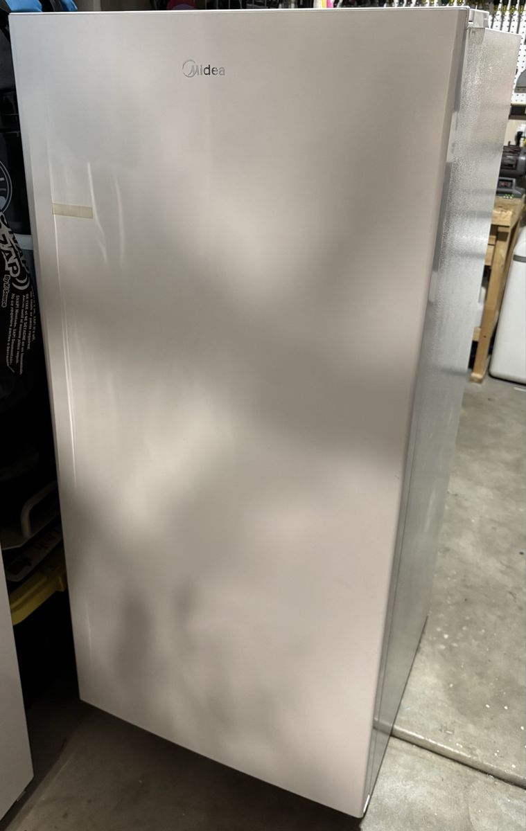 Midea 13.8 cu. ft. Upright Freezer / Fridge Garage-Ready
