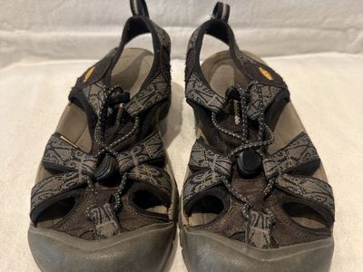 Keen women’s size 8 black/gray waterproof, hiking sandals