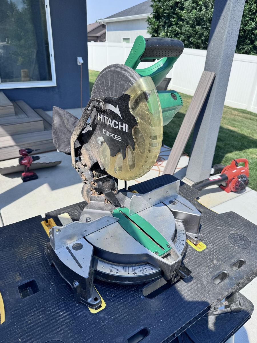 Hitachi C10FCE2 10-inch Compound Miter Saw