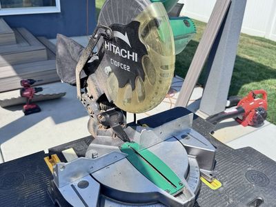 Hitachi C10FCE2 10-inch Compound Miter Saw