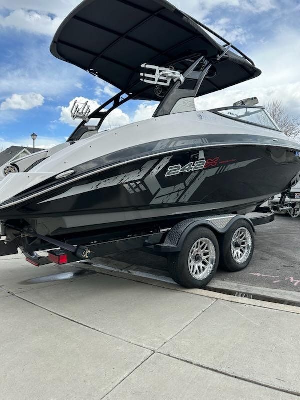 2017 Yamaha 242x Surf Boat