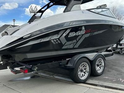 2017 Yamaha 242x Surf Boat