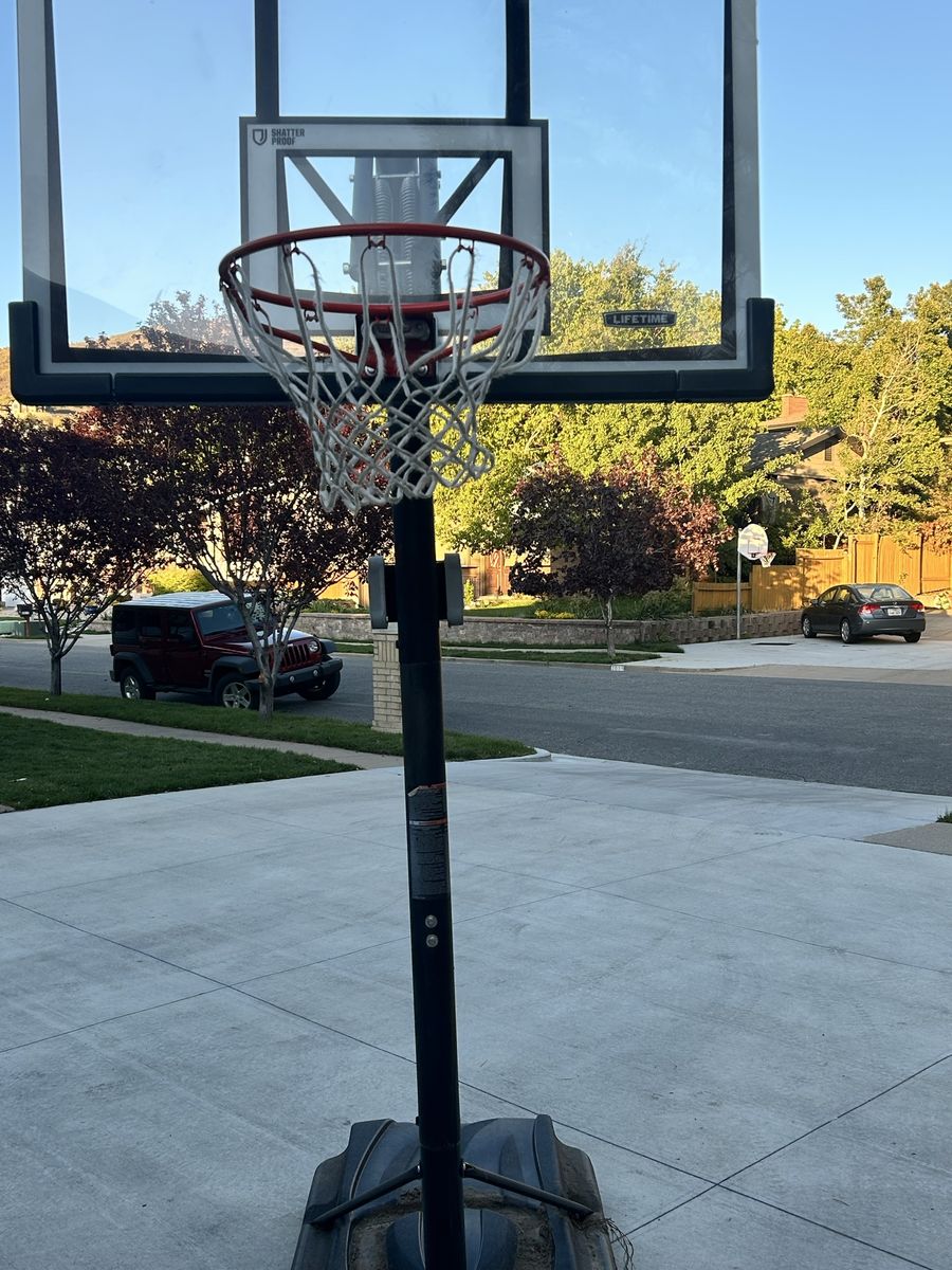 Lifetime adjustable portable basketball hoop