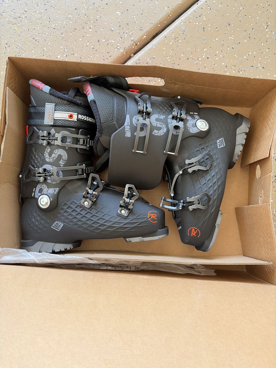 *Brand new* Rossignol Ski boots size 28.5 OBO