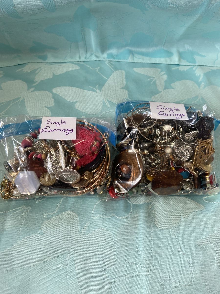 Costume Jewelry (Lot of Single Earrings) Nice