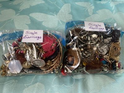 Costume Jewelry (Lot of Single Earrings) Nice