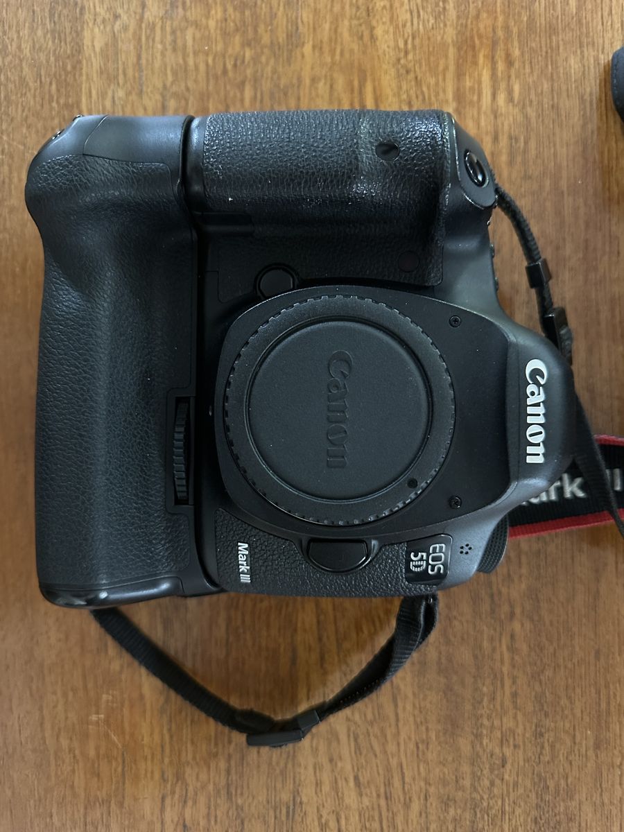 Canon EOS 5D Mark III DSLR Camera Body Kit with Charger, Batteries & SD Cards