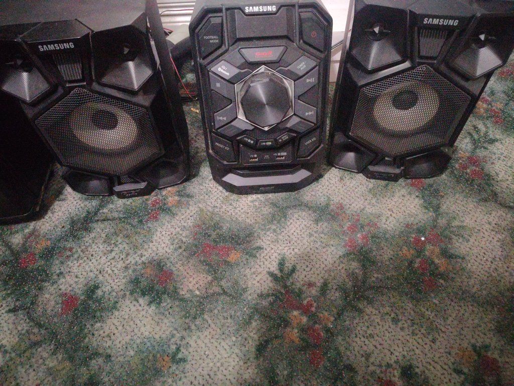 Samsung Giga Sound Blast MX-HS7000 Stereo System with Bluetooth & CD Player 

$75 OBO