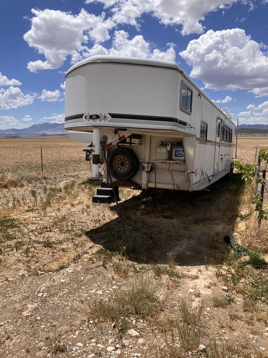2005 Logan 4 Horse Trailer with living quarters