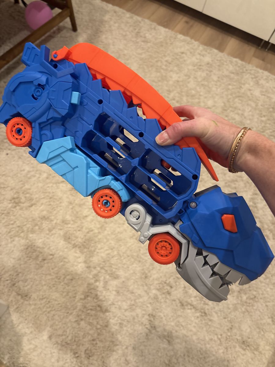 Monster truck to hold small cars