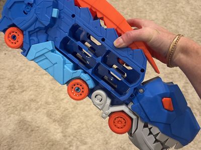 Monster truck to hold small cars