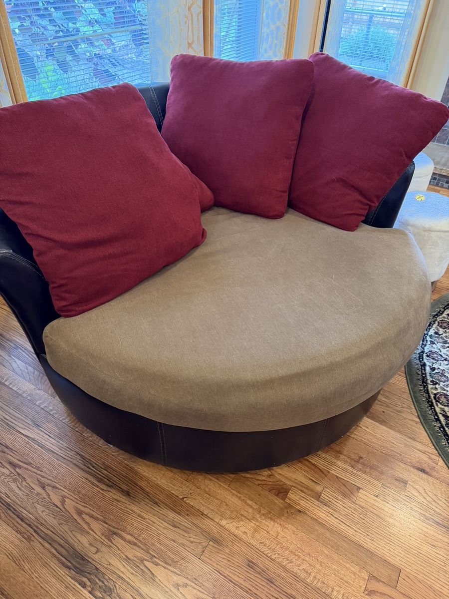 Very comfortable round swivel chair