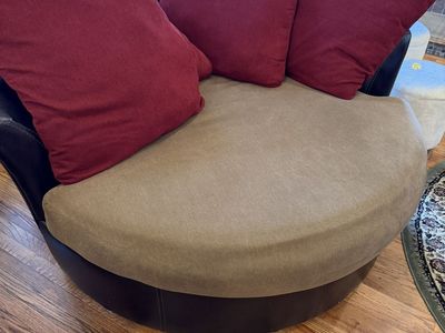 Very comfortable round swivel chair