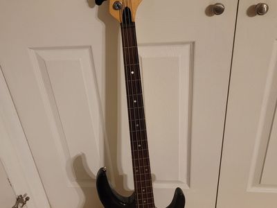 PEAVEY FRETLESS BASS