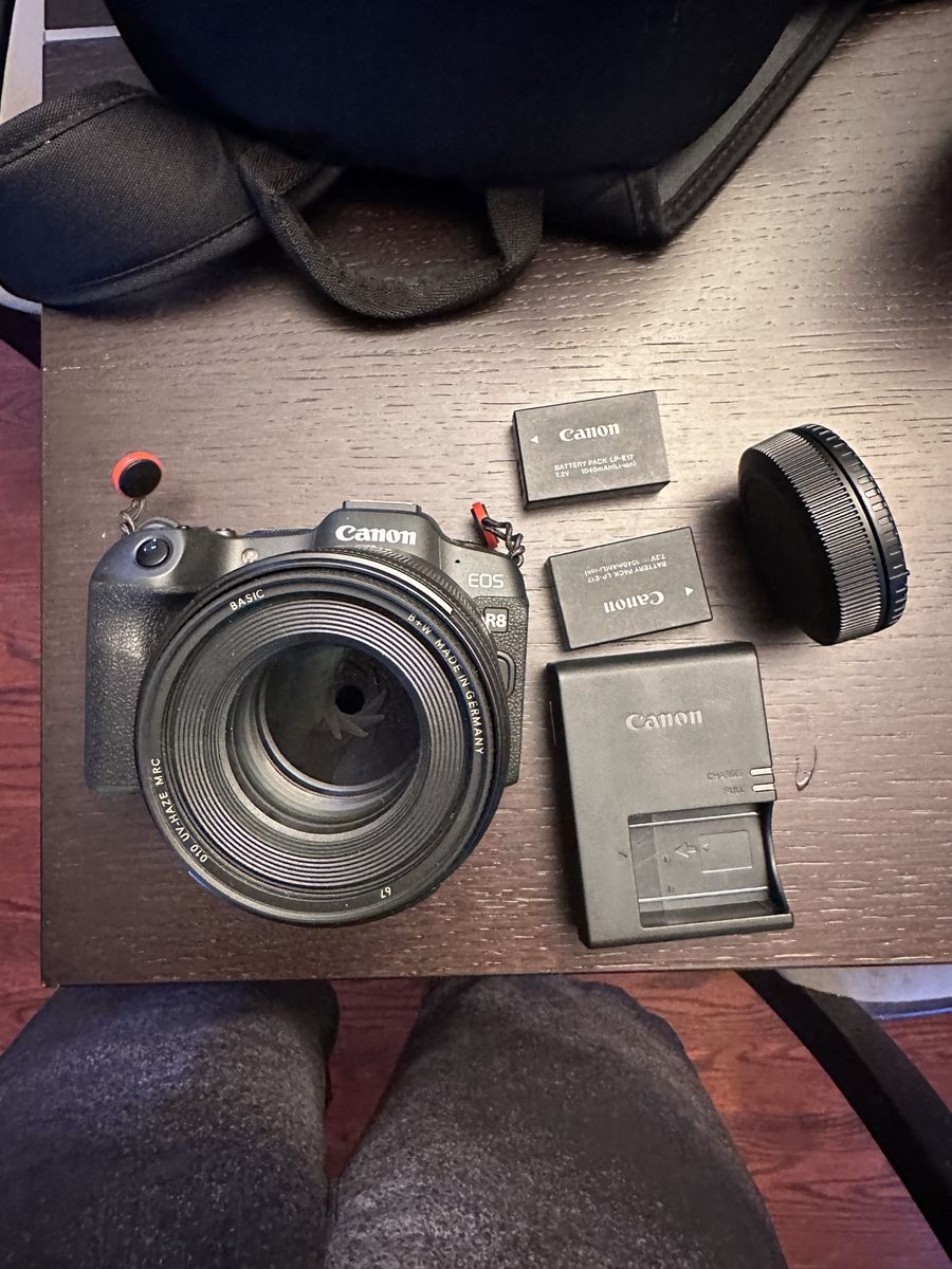Canon EOS R8 Mirrorless Camera Kit with RF 85mm f2 macro STM Lens & 3 Batteries