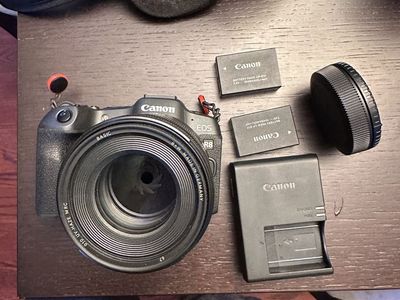 Canon EOS R8 Mirrorless Camera Kit with RF 85mm f2 macro STM Lens & 3 Batteries
