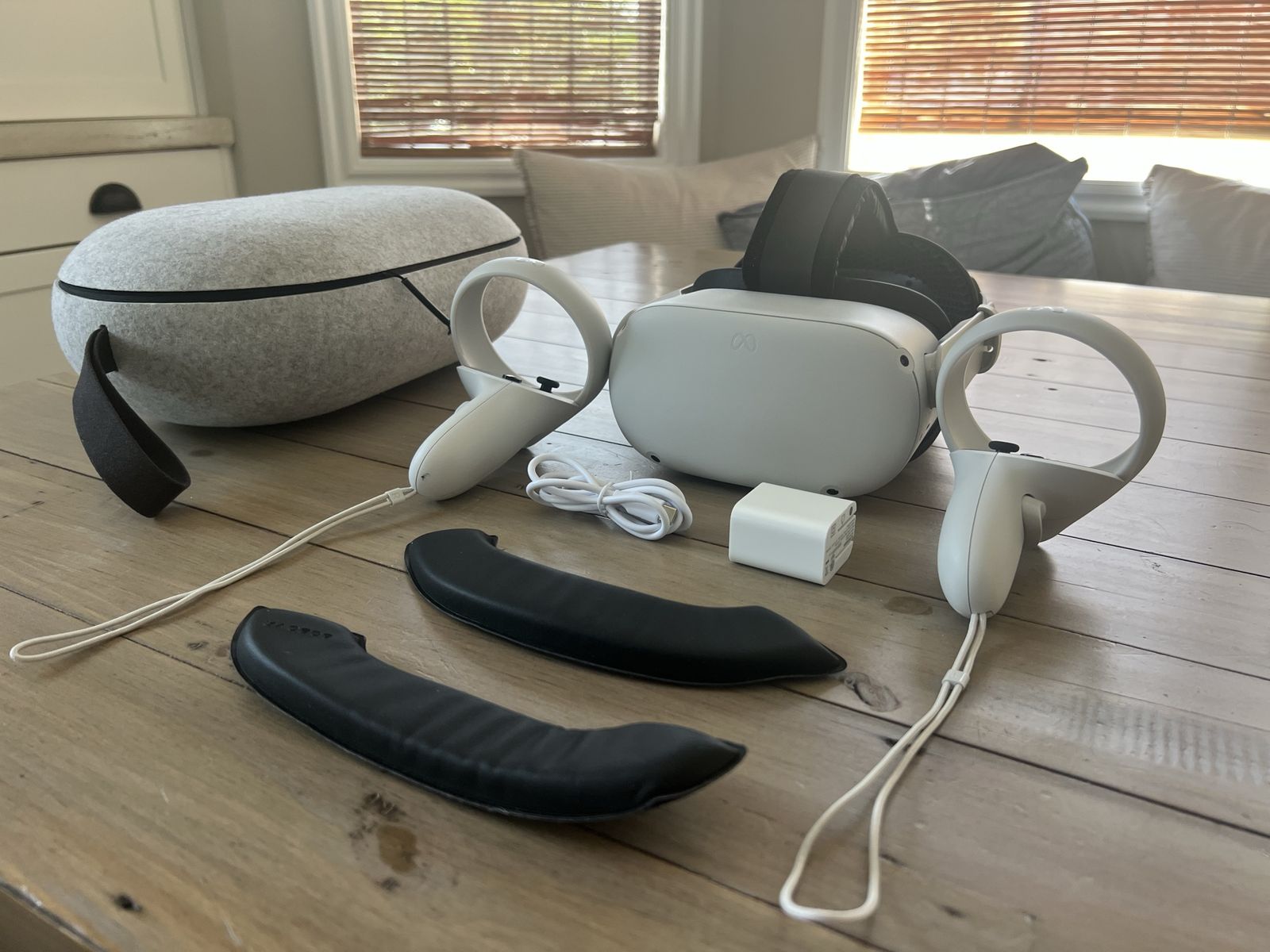 Meta / Oculus Quest 2 VR Headset with Controllers & Carrying Case