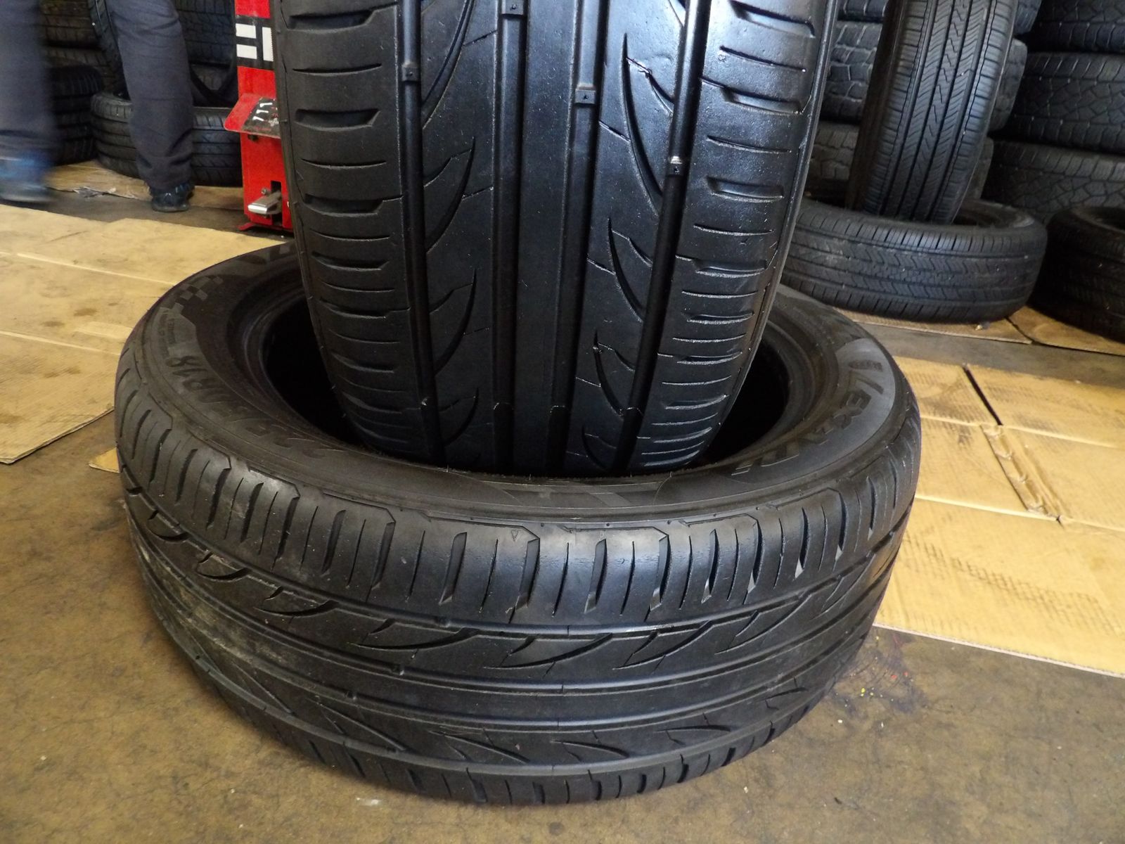 225/60R18 LEXANI LX-UHP-207 PAIR OF TWO USED TIRES
