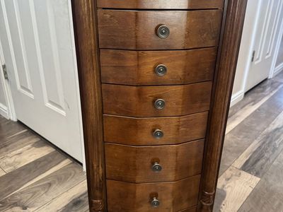 Upright Jewelry stand