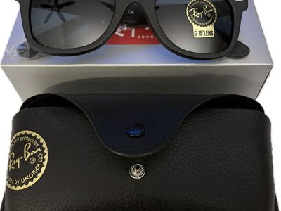 Ray-Ban Wayfarer Matte Black Sunglasses G-15 Lenses with Case