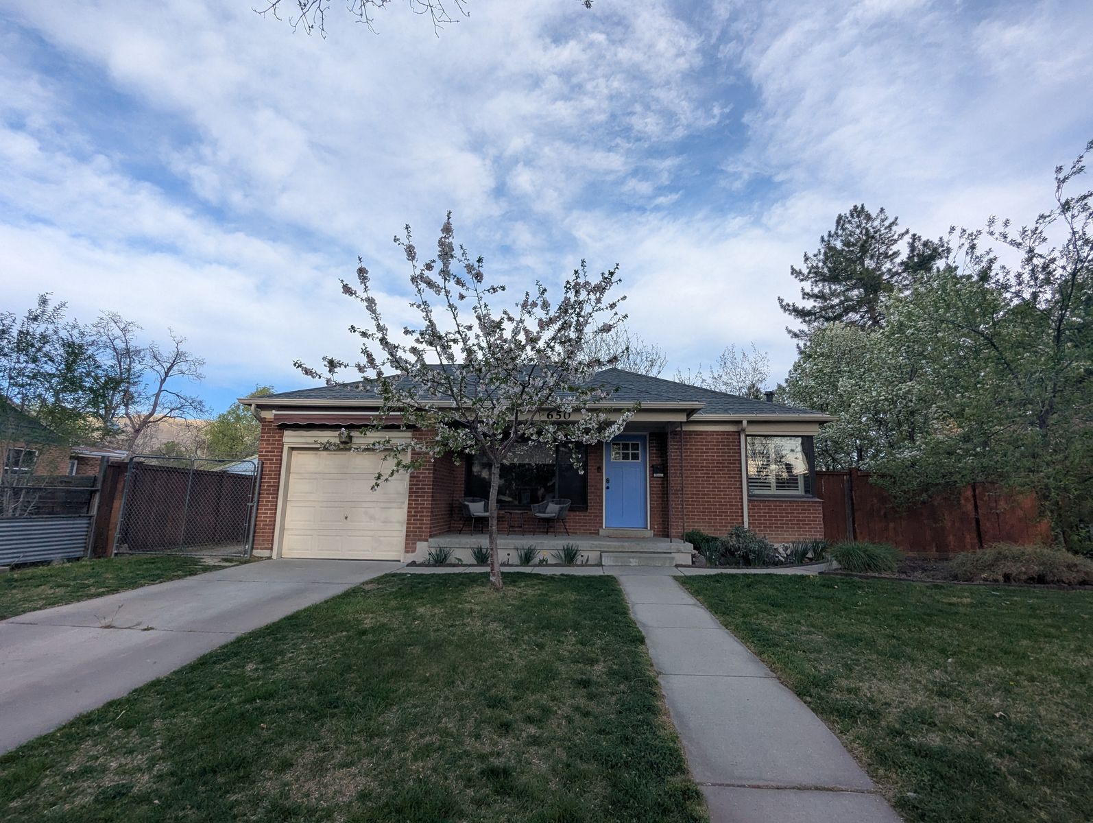 Rose Park- Private DOUBLE Basement Room for Rent + MORE (bath+office+storage)