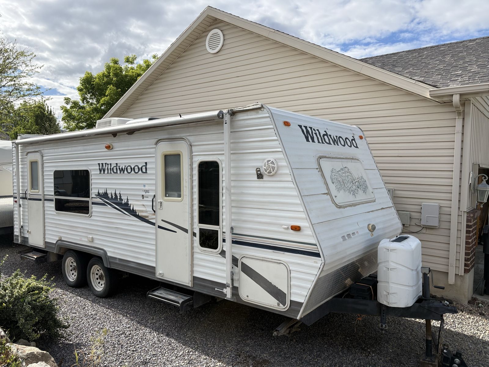 2006 Forest River Wildwood 25ft Travel Trailer w/ Slide-Out