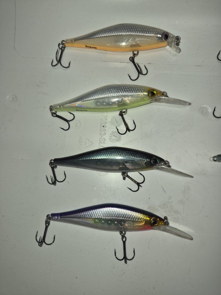 Fishing Lures Hard Bait Minnow Crankbaits - Set of 7, Assorted Colors & Sizes, Treble Hooks