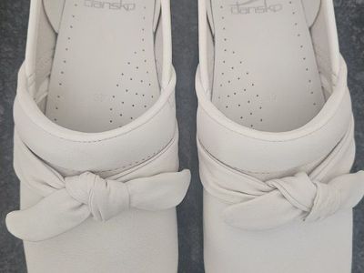 Dansko Women's White Leather Clogs - Size EU 39 / US 8 - Excellent Condition