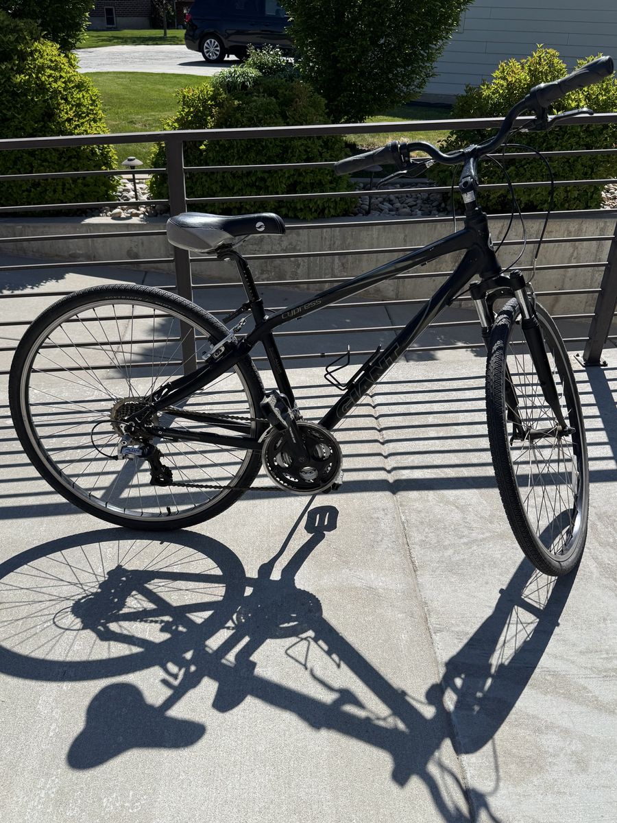Hybrid bike Giant Cypress