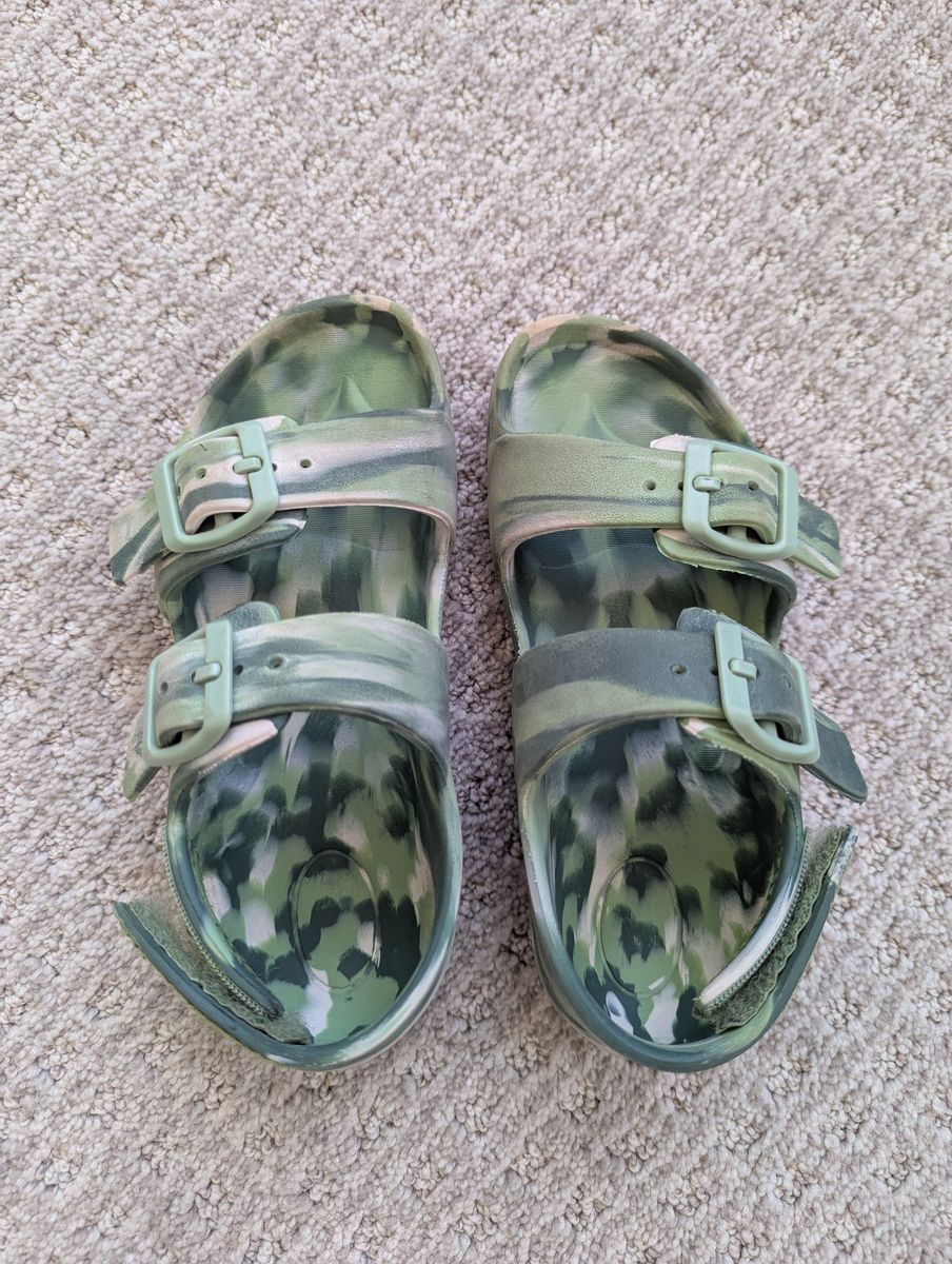Toddler boys green camo EVA sandals, size 11