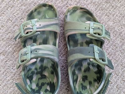Toddler boys green camo EVA sandals, size 11