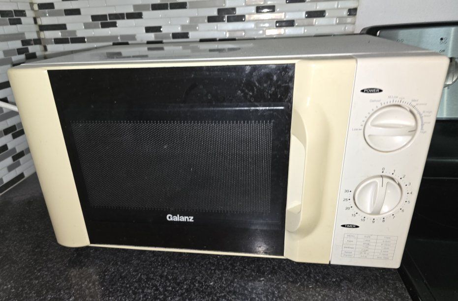 Galanz Countertop Microwave - Cream and Black with Rotary Dials