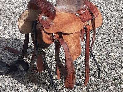 Billy Cook/Longhorn 15 in Roping Saddle