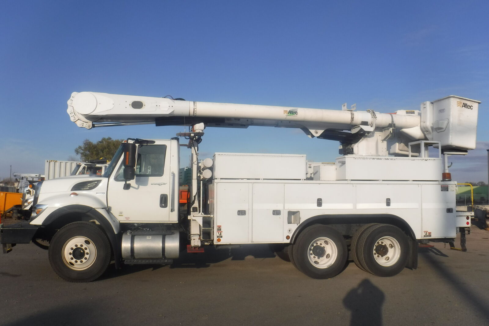 2012 IHC WorkStar 7400 with Altec AM55H Manlift.