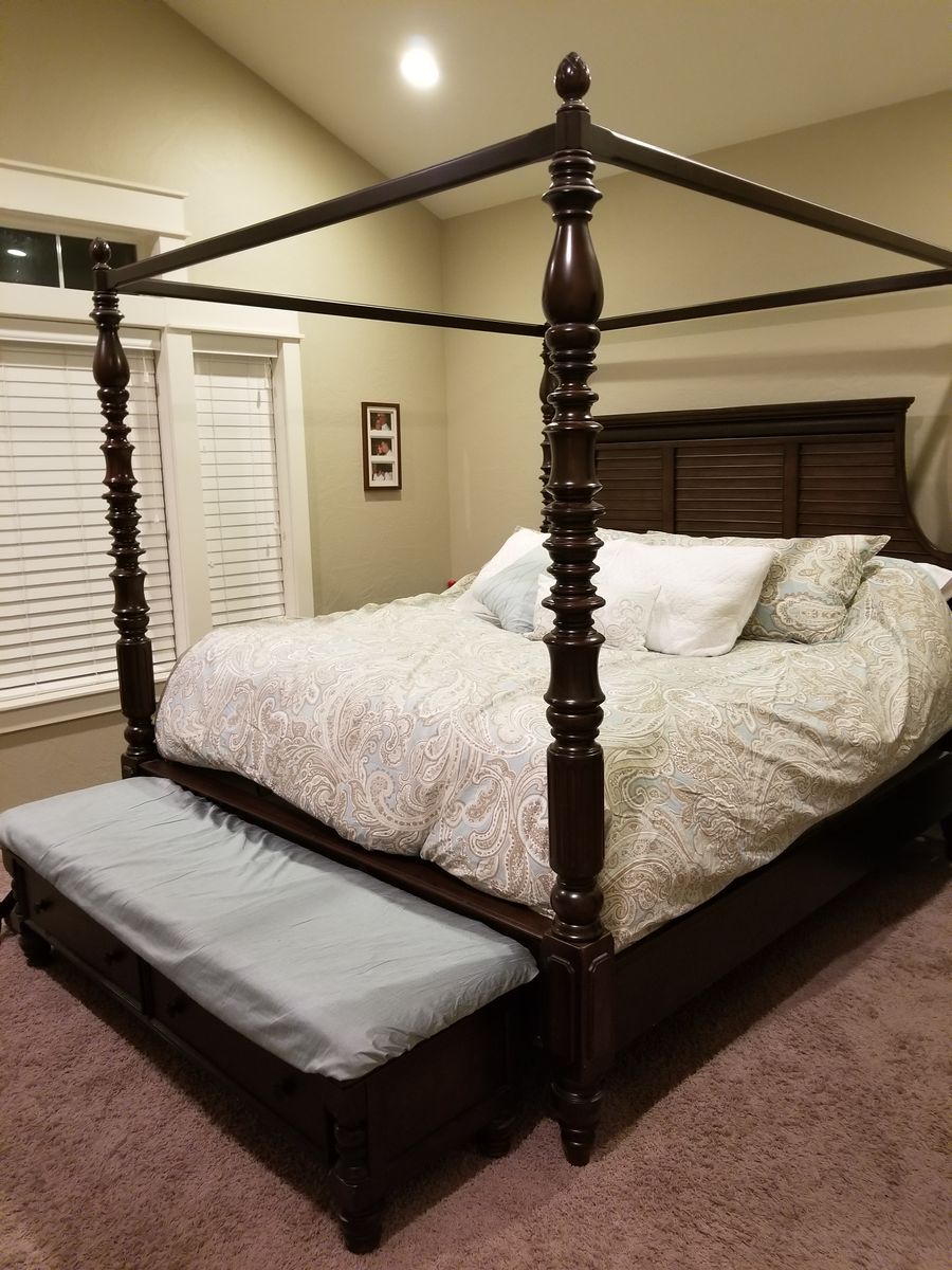 4-poster bed