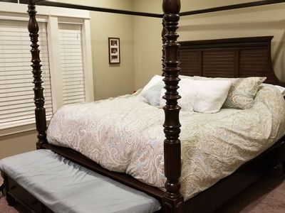 4-poster bed