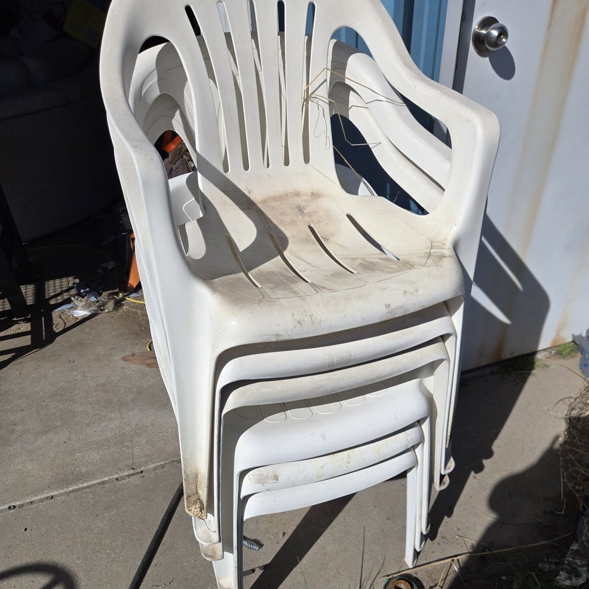 6 plastic lawn chairs