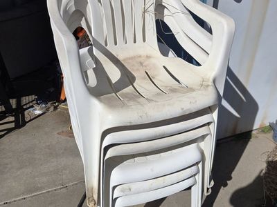 6 plastic lawn chairs