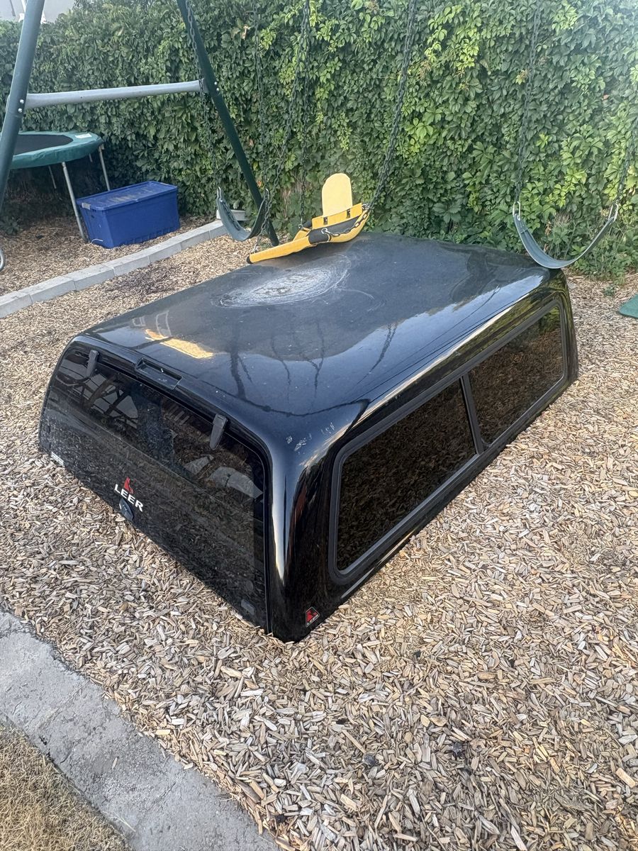 Leer 6.5 ft truck camper shell