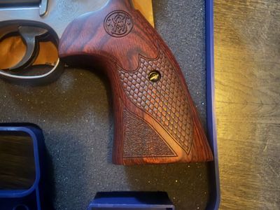 Smith and Wesson 686 plus deluxe grips