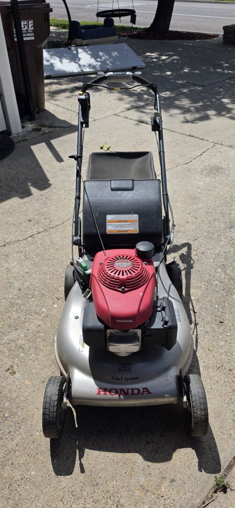 Honda HRR216VYA 3-in-1 Smart Drive Lawn Mower with Grass Bag